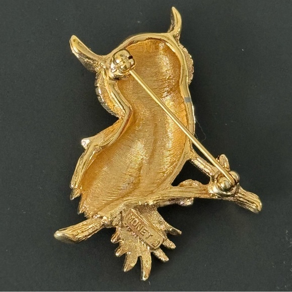 VINTAGE MONET OWL GOLDTONE FAUX EMERALD EYES~1980'S~STAMPED~1 1/2" - Picture 3 of 6